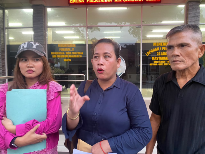 Resti Ardila bersama kuasa hukumnya di depan SPKT Polda Sumatera Utara.